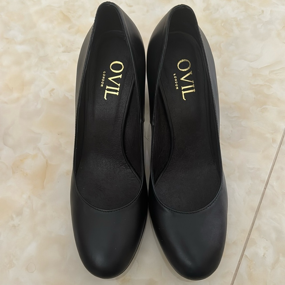 Black leather pump
